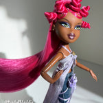 Action shot of Dragonfruit hot pink saran doll hair on Bratz Pop Starz Sasha by @thedolldaddie. The hair is fanned out in motion to showcase fiber flow and light reflection.