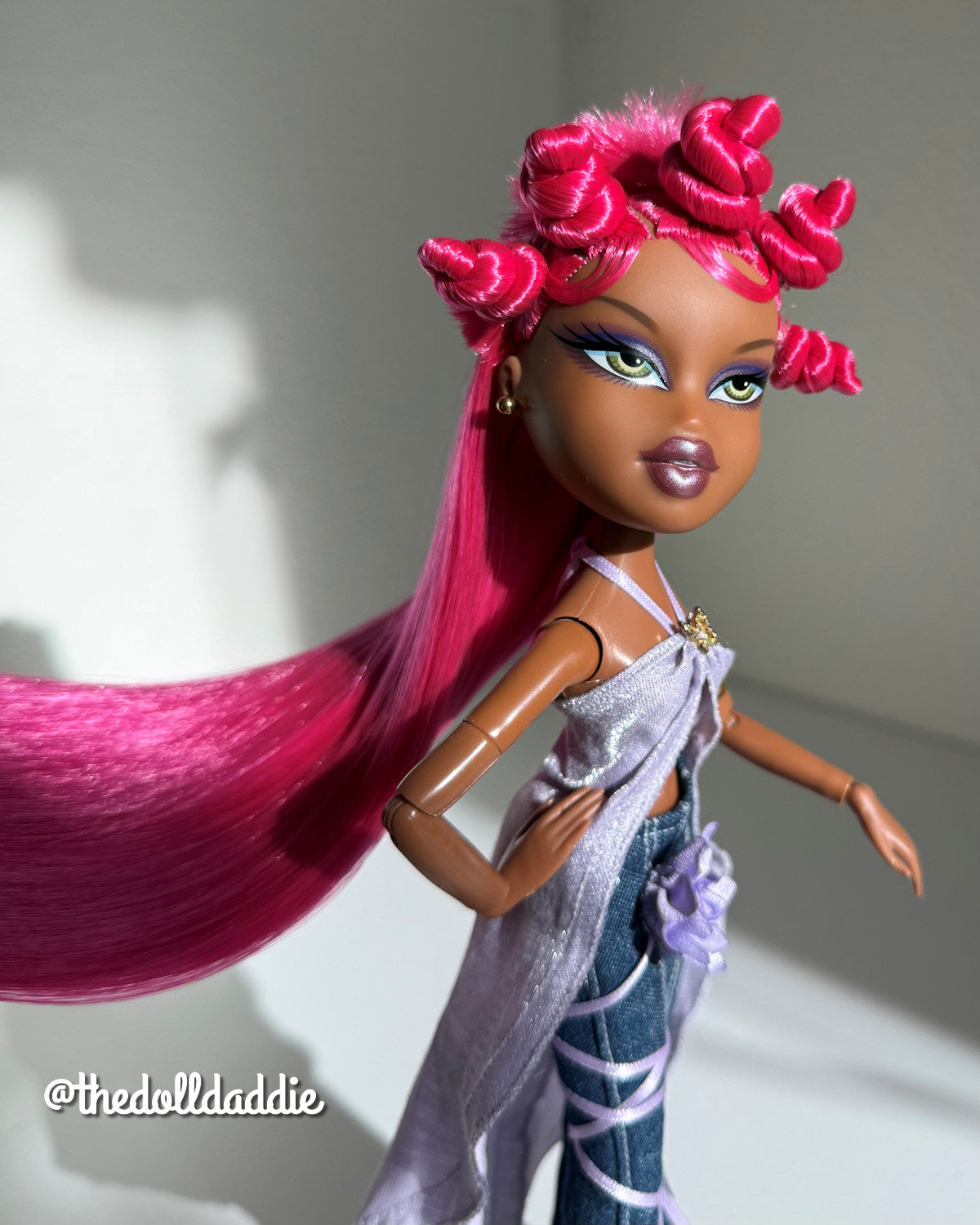 Action shot of Dragonfruit hot pink saran doll hair on Bratz Pop Starz Sasha by @thedolldaddie. The hair is fanned out in motion to showcase fiber flow and light reflection.